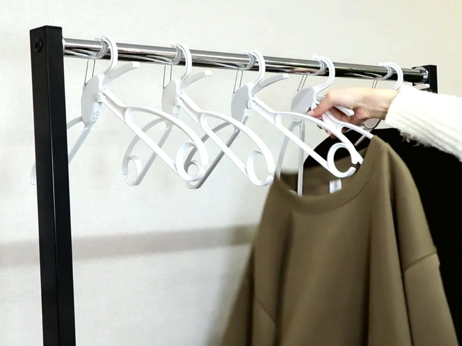 Amazon.co.jp: 【約1秒で外せる＆洋服ケア】 時短モードハンガー 省